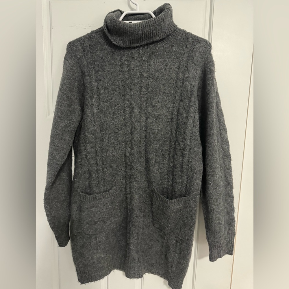 Benny & Olive tunic length soft gray sweater.